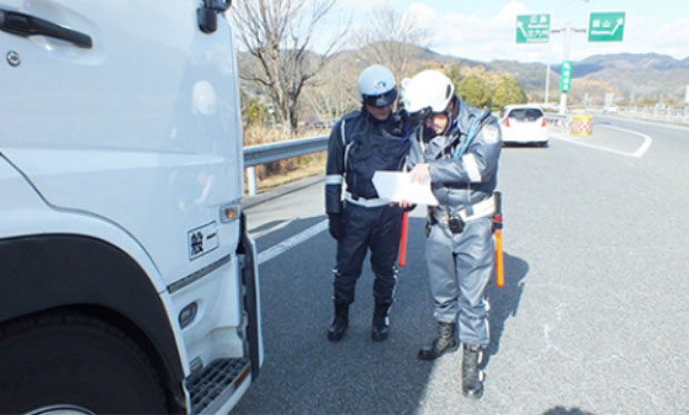 車検証、特殊車両通行許可証の確認