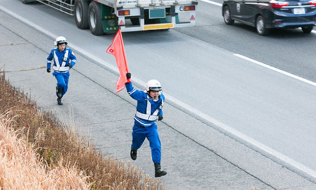 通行車両に注意しながら現場へ向かう