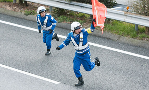 二人の連携が危険な高速道路上での作業を可能に